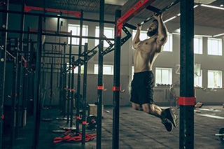 Quel équipement de fitness doit être inclus dans une salle de sport complète?