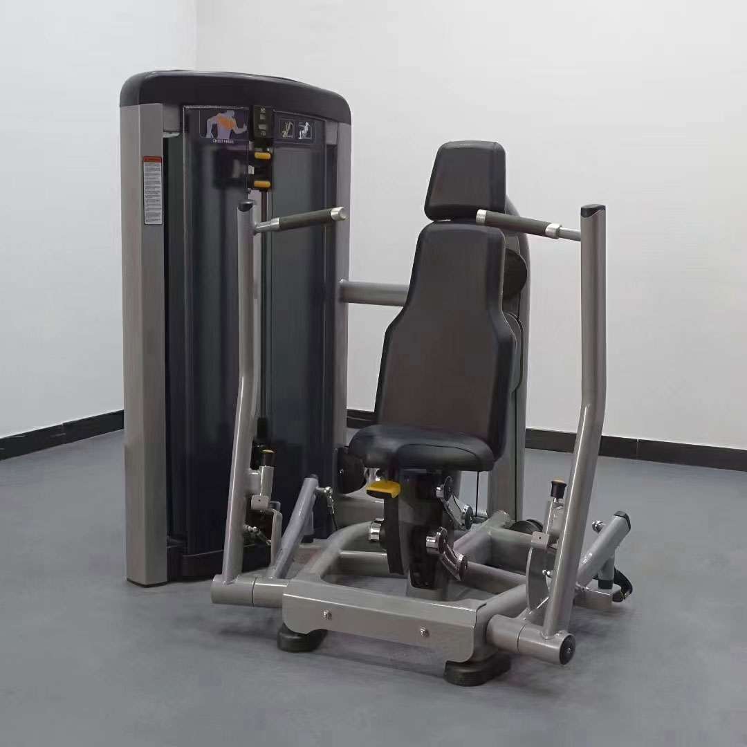Quels muscles la presse à poitrine assise fonctionne-t-elle? Comment devriez-vous vous entraîner avec?