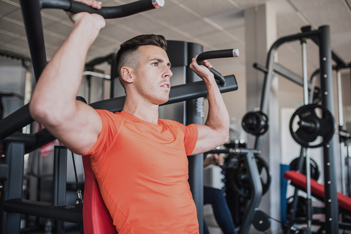 Comment utiliser la machine à pression sur l'épaule Incline?