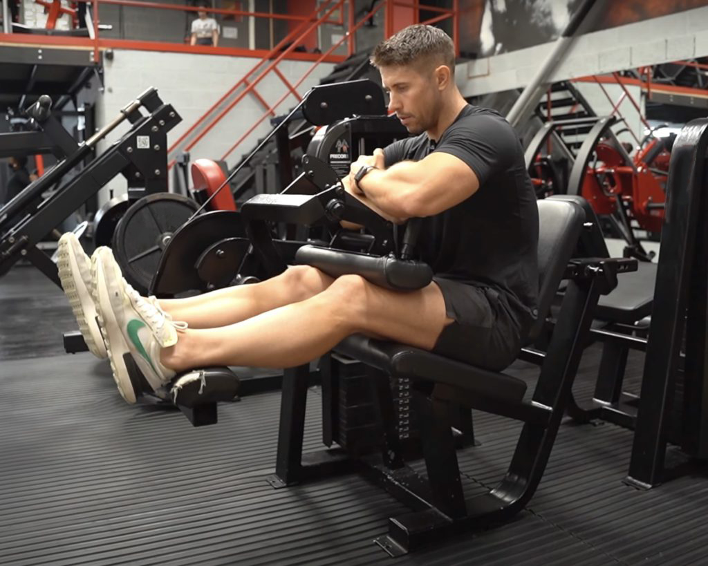 Comment utiliser la machine de curl des jambes assises